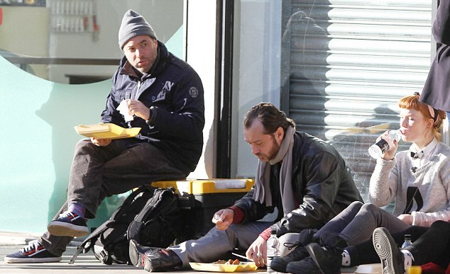 Jude Law Nikmati Makan di Pinggir Jalan
